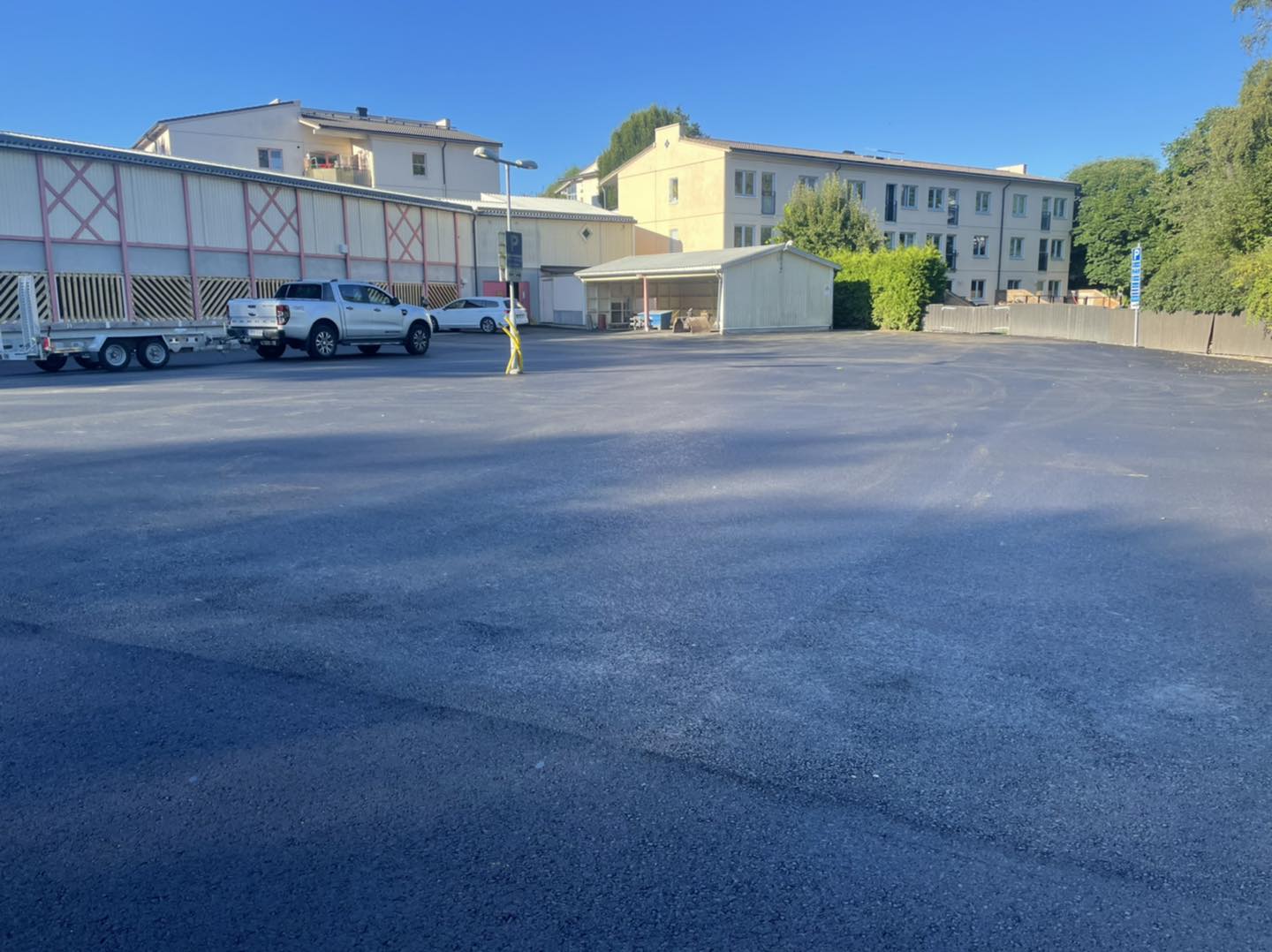 Stor asfalterad parkeringsyta — kommersiellt asfalteringsprojekt